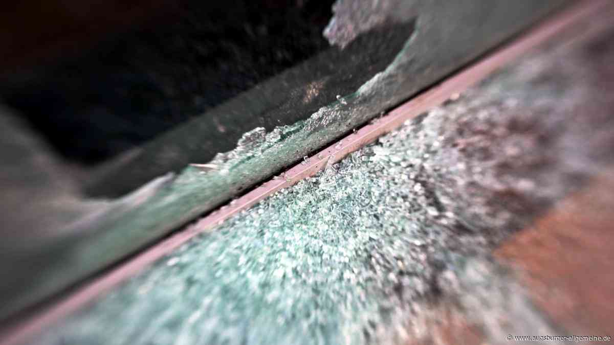 5000 Euro Schaden: Unbekannte beschädigen Glasscheibe an Haustür