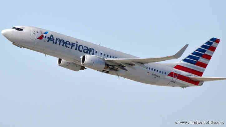 “Hanno fatto sedere accanto a me un passeggero ubriaco, mi ha colpito e mi lanciato una bottiglia di vino. Alle fine sono stato trattato male io dal personale di bordo”: la causa di David Cruz contro American Airlines