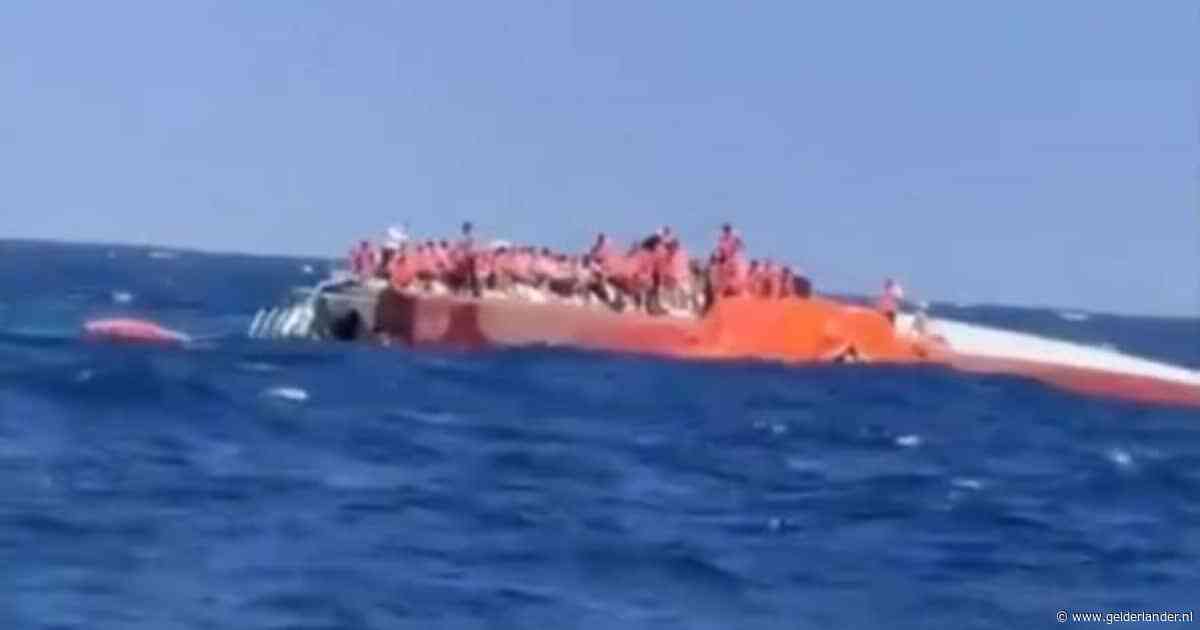 Veerboot met 270 opvarenden gekapseisd voor de kust van Cyprus