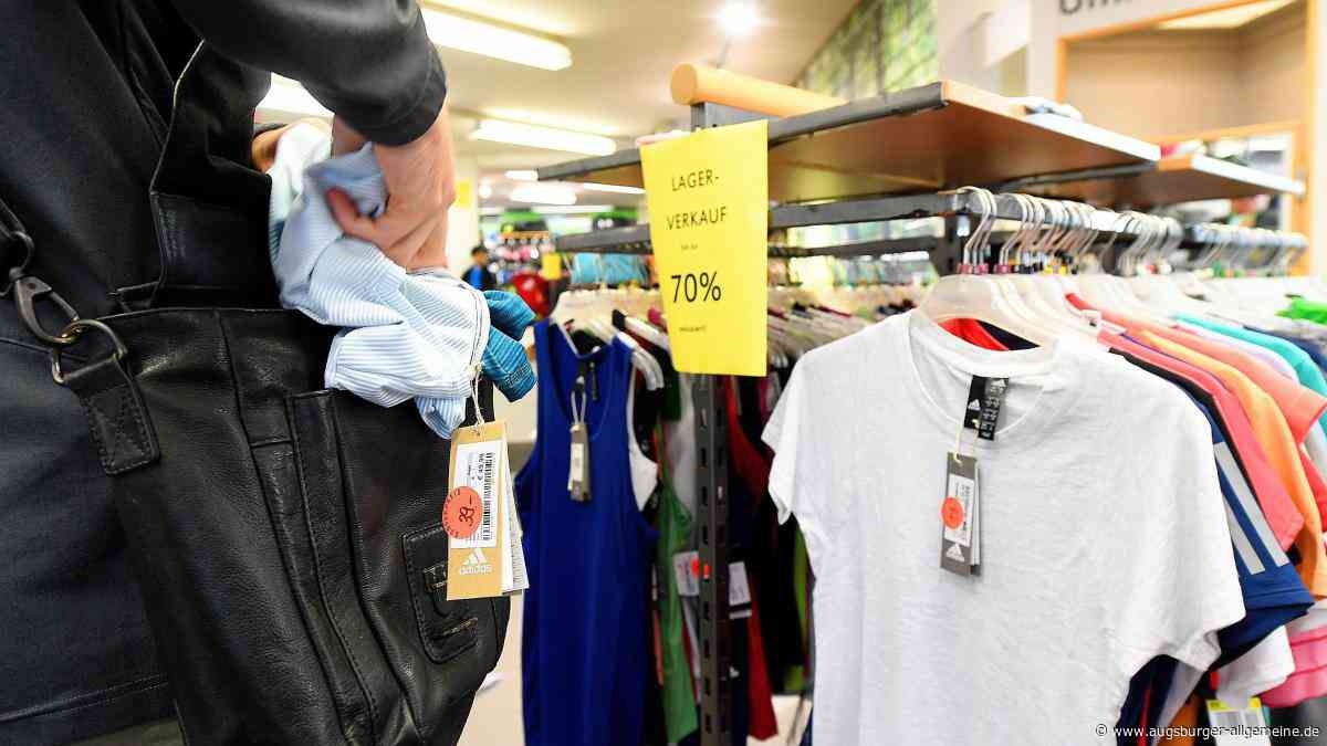 Minderjährige versuchen Kleidung im Wert von 250 Euro zu stehlen – aber werden ertappt