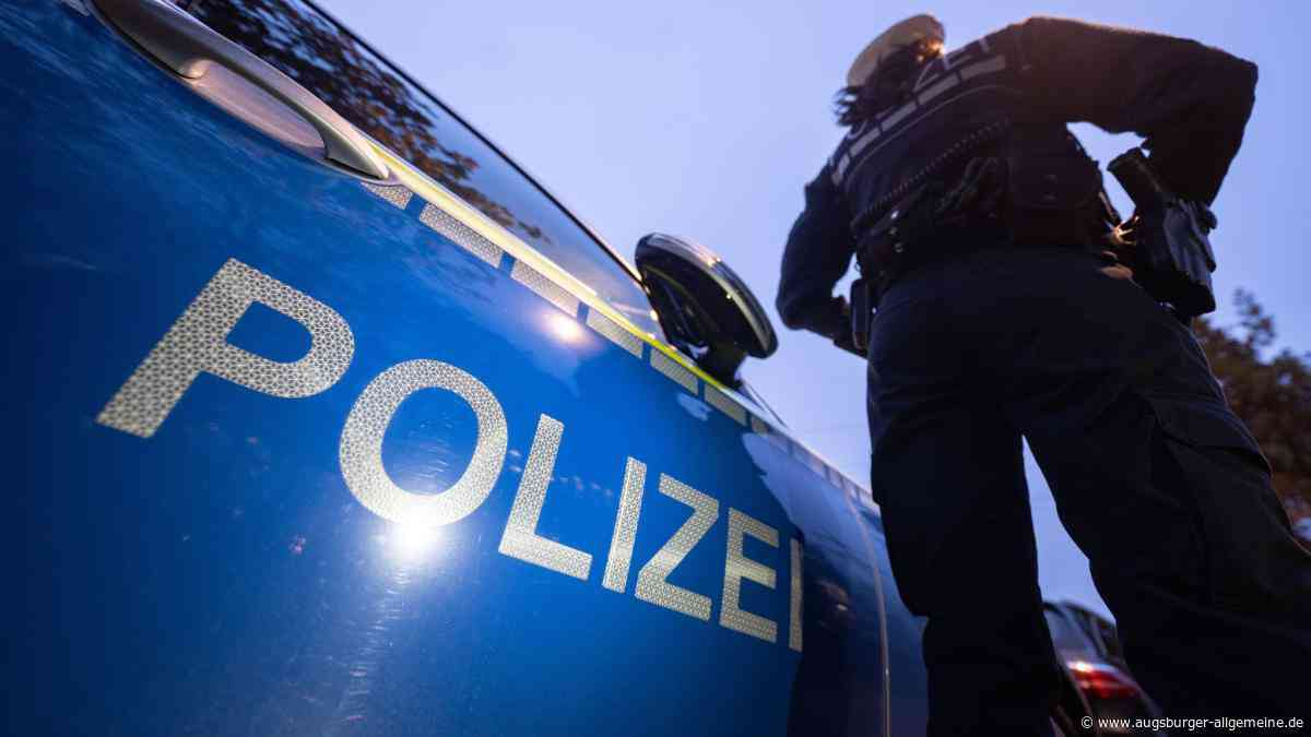 Fahrer schläft immer wieder fast ein: Auto fährt Schlangenlinien – und landet auf dem Dach