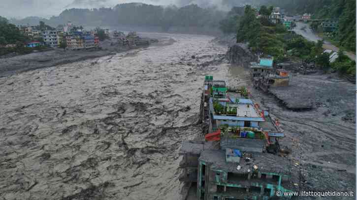 Alluvione in Nepal, almeno 788 morti e 2.500 dispersi: salvata una bambina di 6 anni sotto le macerie. Una nuova frana mette a rischio i soccorsi