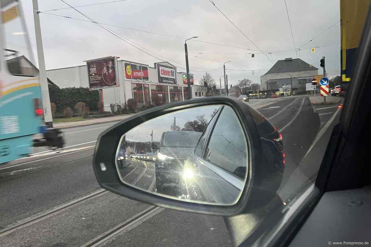 Mehrmals am Tag Stau: Warum bei einer Plauener Ampel nur vier Autos pro Grünphase durchkommen