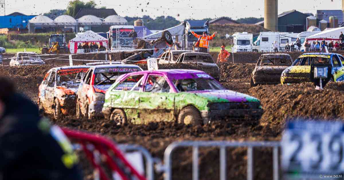 Hier staan straks weer koeien, maar nu raast het NK autocross door Rosmalen alsof het leven ervan afhangt