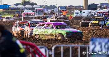 Hier staan straks weer koeien, maar nu raast het NK autocross door Rosmalen alsof het leven ervan afhangt
