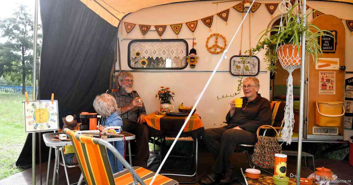 Oldtimercaravan brengt herinneringen terug op de camping: ‘Als ik ’s avonds binnen zit, voel ik me weer twintig’