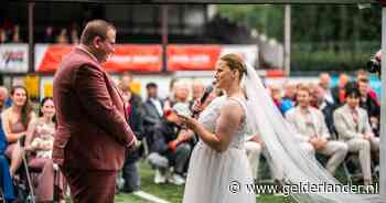 Een wel heel bijzondere bruiloft: Roy (25) en Madelon (24) trouwen op het hoofdveld van de voetbalclub