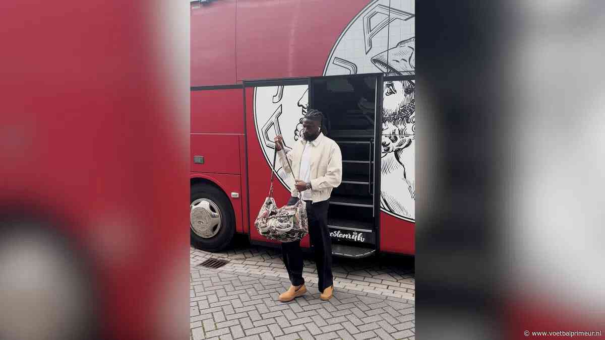 Zien: Ajax-fans juichen één speler extra toe bij busaankomst in Velsen-Zuid