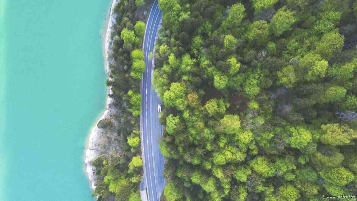 Am Sylvenstein: Porsche rast mit  100 km/h an Radfahrern vorbei – erlaubt sind 50