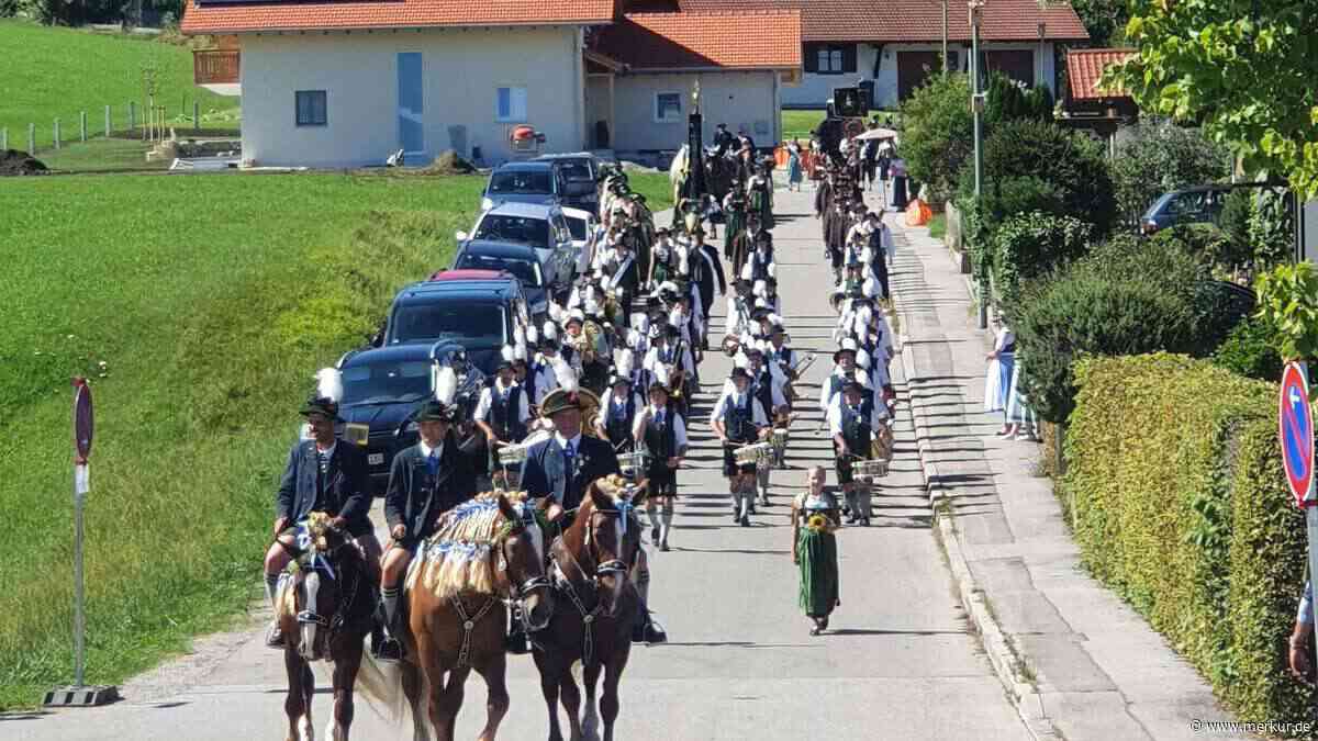 27 Schützenvereine ziehen durch Rottenbuch – Landrat springt auf letzte Kutsche