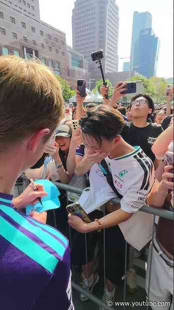 Orchard Road LOVES Fred 💜 Thank you for all the energy Singapore 🙏🇸🇬 #mercedesf1 #fredvesti #f1