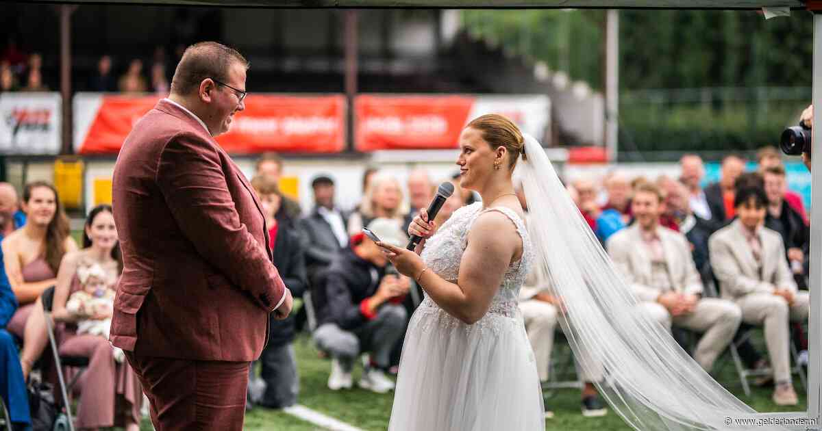 Roy (25) en Madelon (24) trouwen op de middenstip van het voetbalveld en dat heeft een bijzondere reden