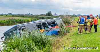 Lijnbus belandt in sloot na ernstig ongeluk met motorrijder in Friesland, meerdere gewonden