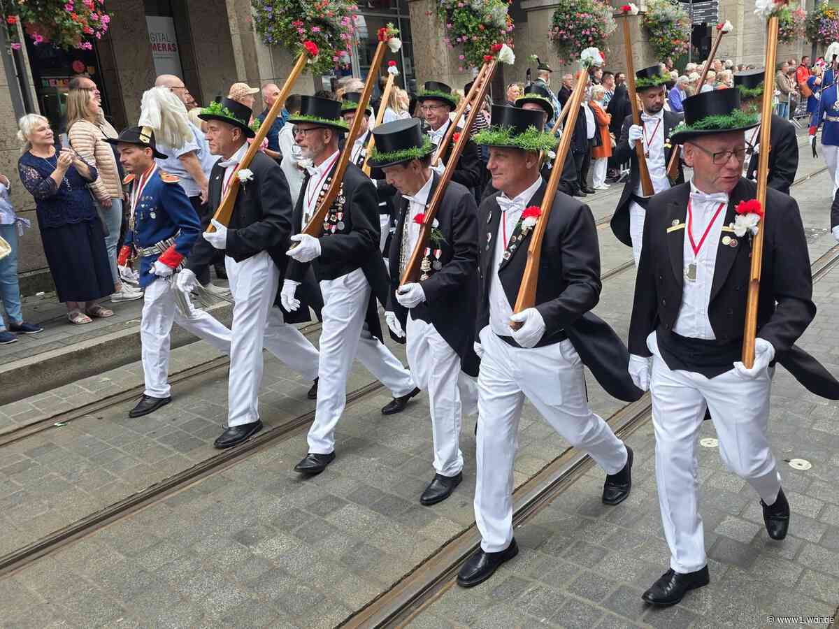 Neusser Schützenfest 2026 mit einer bunten Königsparade