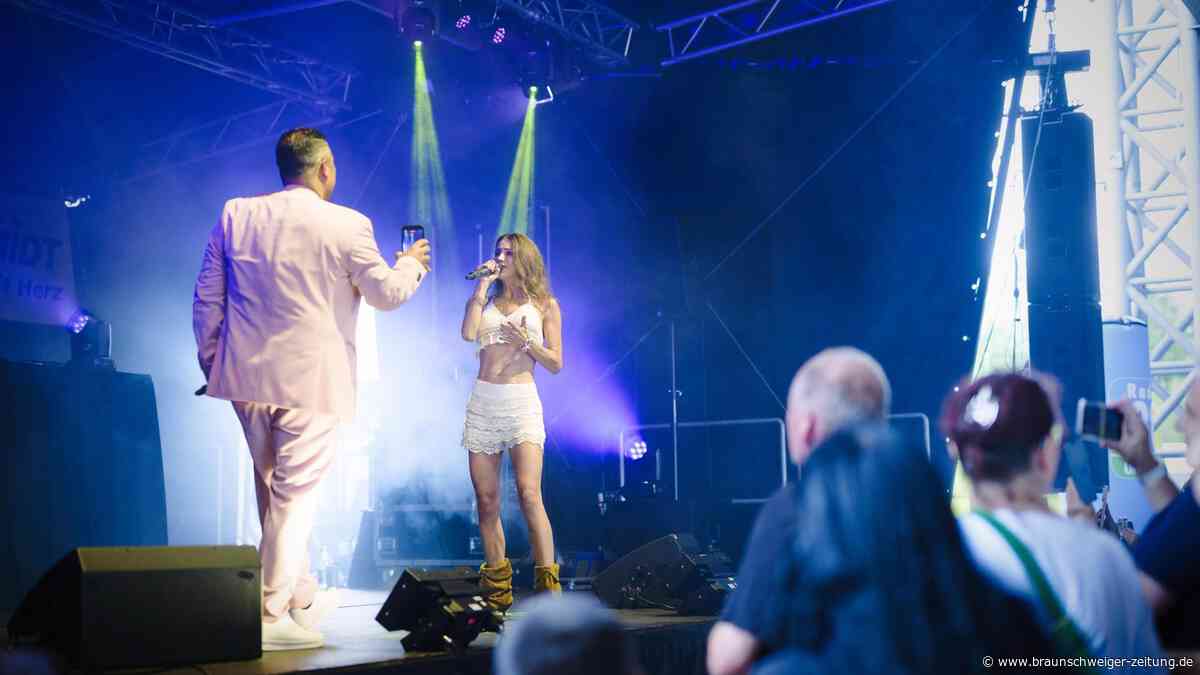 Große Fete bei Wolfenbütteler Reiseanbieter – 31 Fotos vom Sommerfest bei Der Schmidt