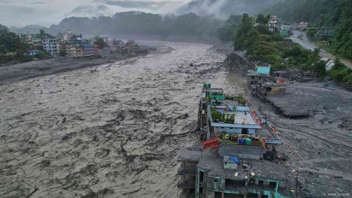 Held in Nepal gefeiert: Schulleiter bewahrte Hunderte Schüler vor dem sicheren Tod