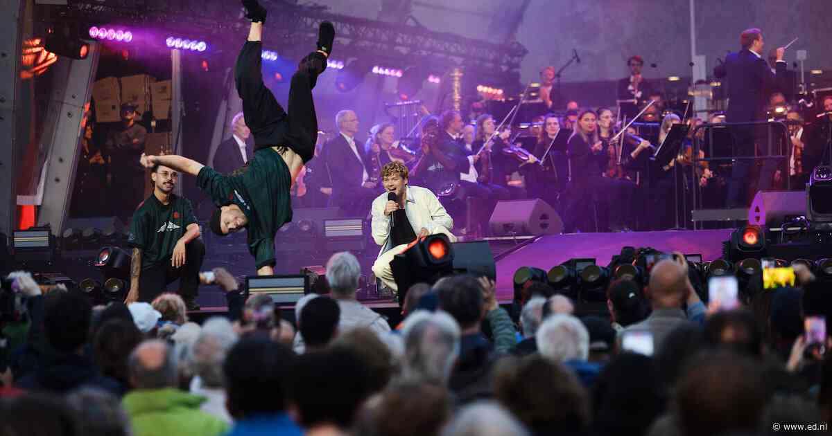 Mega-orkest met PhilZuid stunt op Stadhuisplein tijdens De Opening