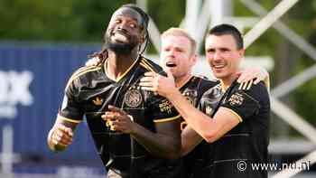 Ajax verslaat Telstar met grote cijfers, spitsen Arokodare en Leonardo scoren