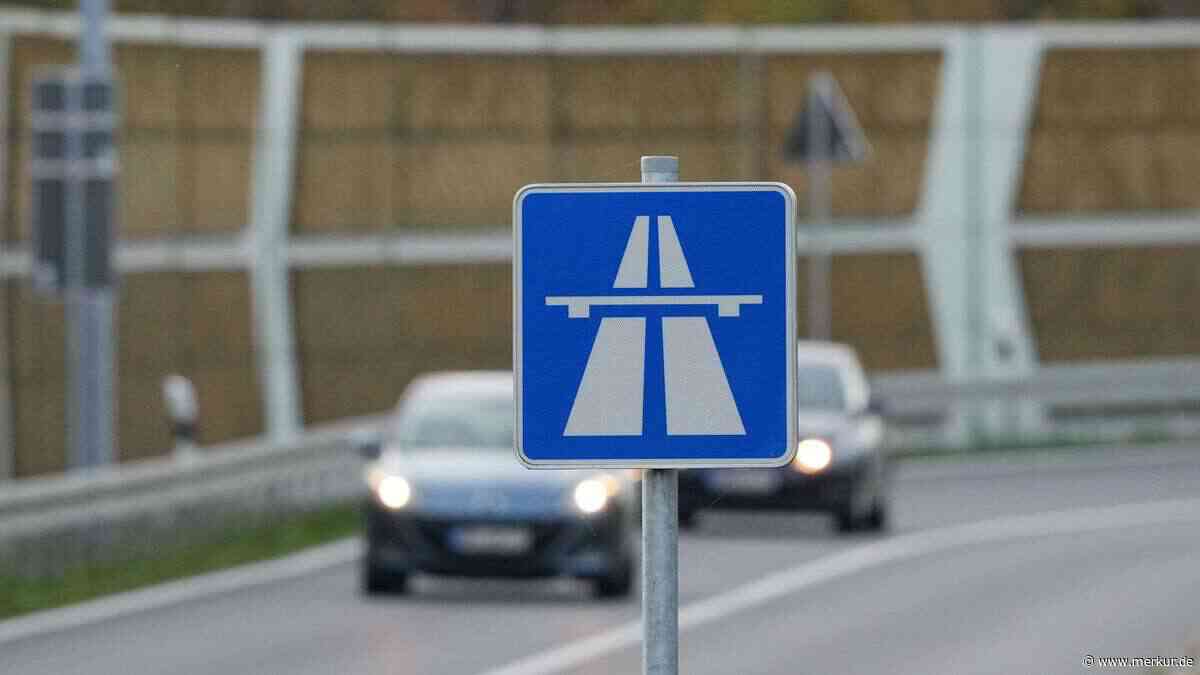 Schwerer Unfall auf der A8: Autobahn gesperrt – Beteiligter flüchtig