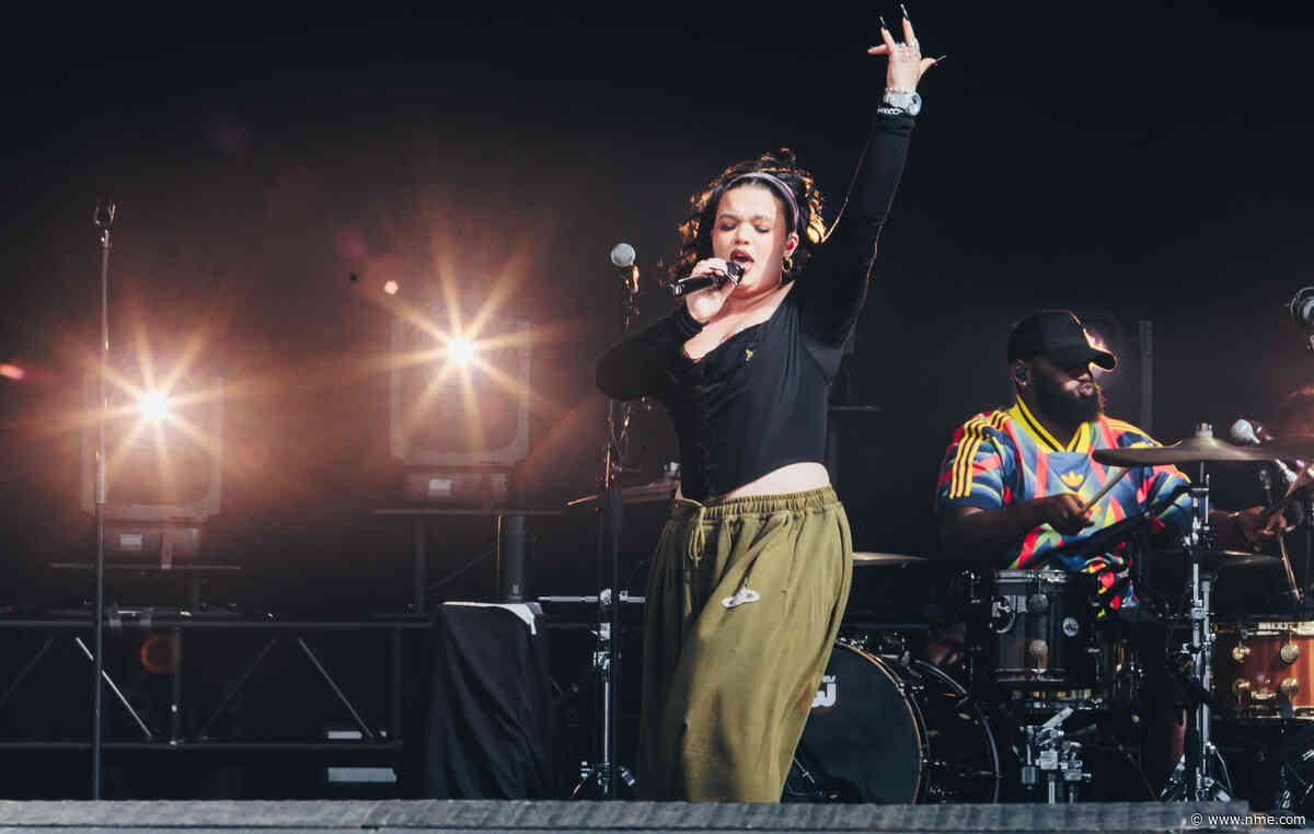 Lola Young tells Reading 2026 to “try not to give a fuck” as she plays “surprise” set