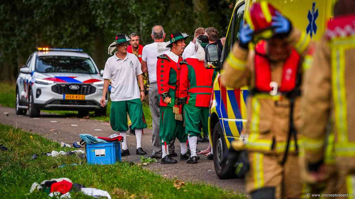 Gildebroeders duiken kanaal in en redden man in zinkende auto