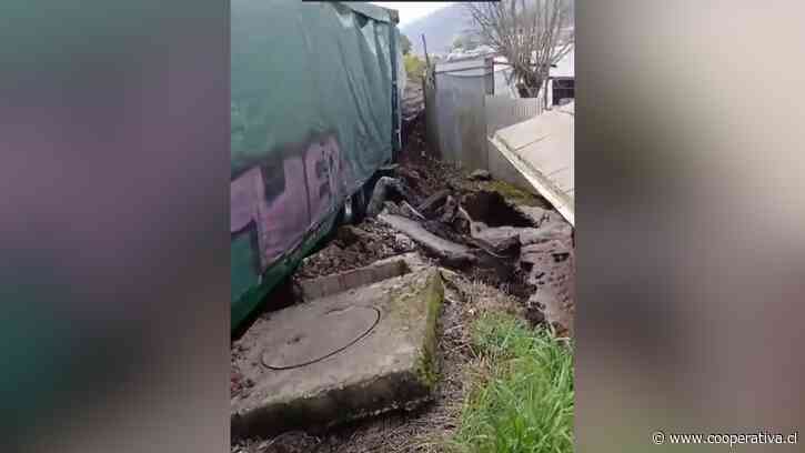 Tren de carga descarriló en Lota y dejó daños en viviendas tras rotura de matriz de agua