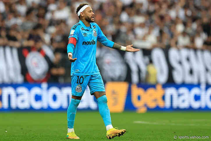 📹 Neymar gives Santos shirt to Corinthians boy, family escorted