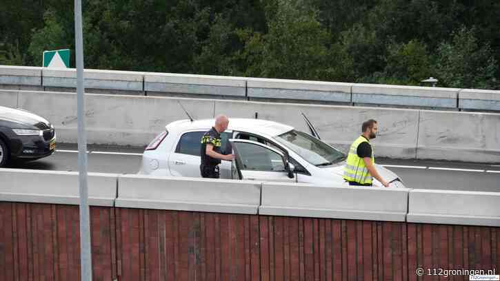 Auto raakt van de weg in bekende ‘Mario Kart-bocht’, bestuurder vlucht