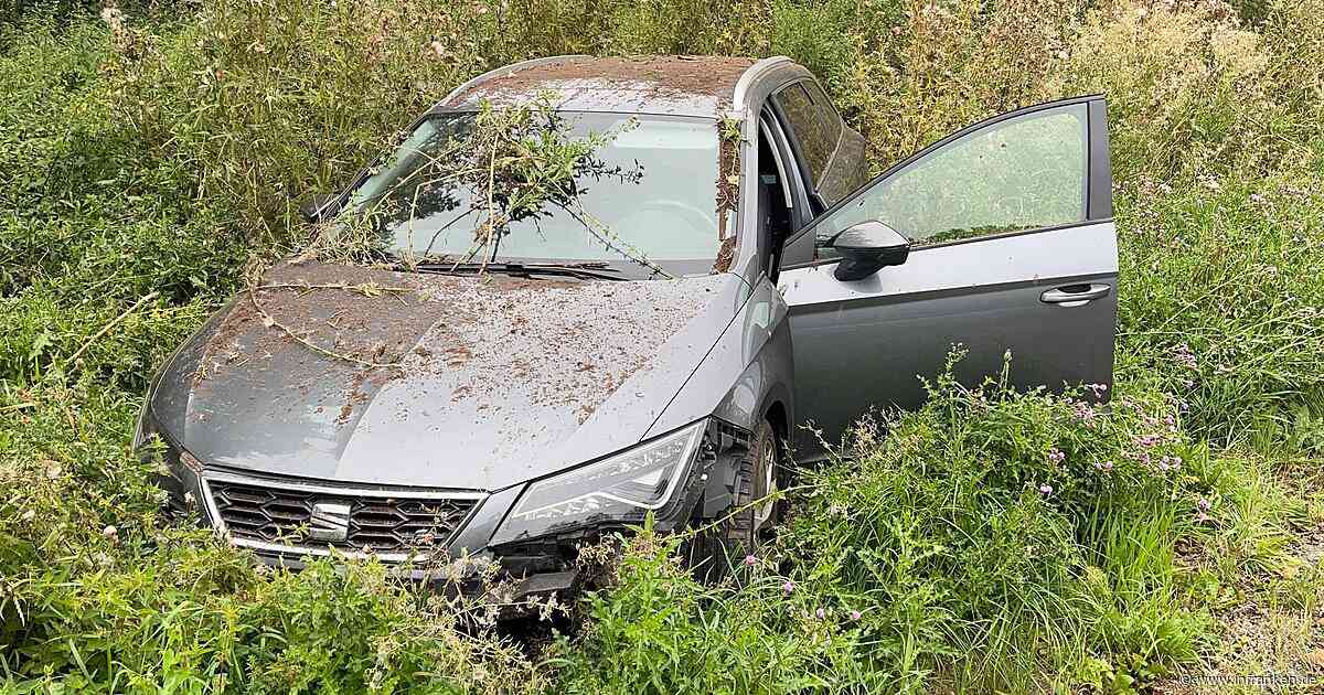 Schwerer Unfall auf B85: Auto springt über Erdhügel, Fahrerin schwer verletzt