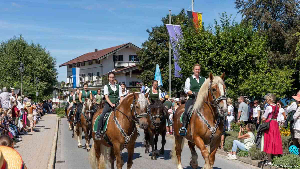 Tausende säumen Straßen beim Rosstag: 32 Fuhrwerke und 50 Reiter ziehen durch Rottach-Egern