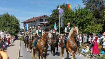 Tausende säumen Straßen beim Rosstag: 32 Fuhrwerke und 50 Reiter ziehen durch Rottach-Egern