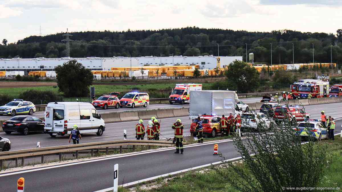Unfall mit mehreren Fahrzeugen auf der A8 bei Günzburg – Wagen durchbricht Mittelleitplanke