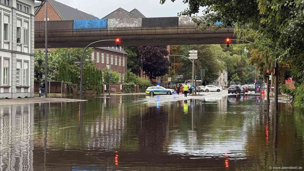 Starkregen in Harburg: Buxtehuder Straße unter Wasser – und zweimal gesperrt