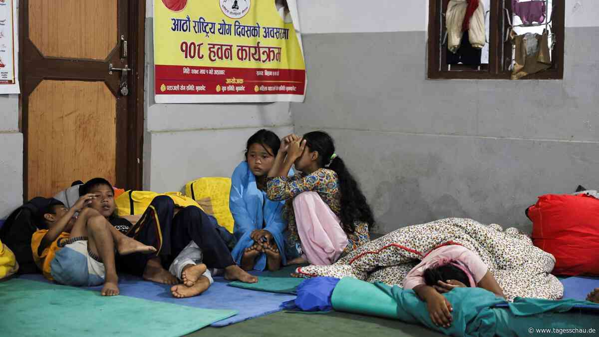 Nach Sturzflut im Himalaya: Kinder allein nach Flut