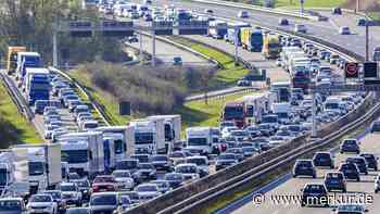 A9 mitten im Berufsverkehr voll gesperrt – Lkw hängt unter Brücke fest