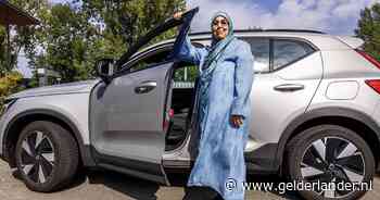 Tranen van geluk: na 22 keer (!) zakken slaagt Fatima (61) eíndelijk voor haar rijbewijs