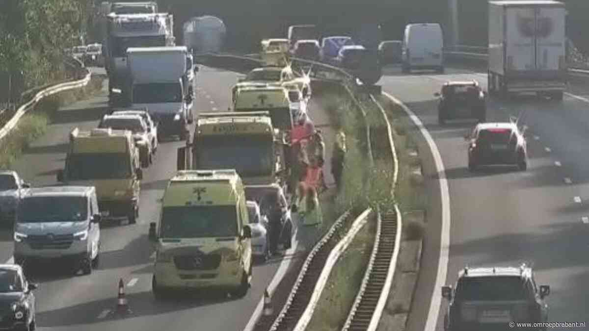 Ruim een uur vertraging op de A67 bij Geldrop: vijf voertuigen botsen