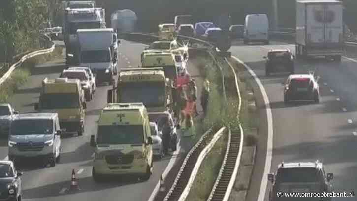 Ruim een uur vertraging op de A67 bij Geldrop: vijf voertuigen botsen