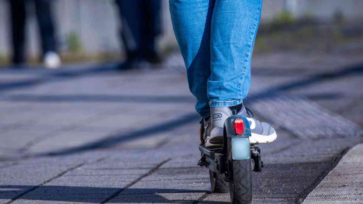 Kinder auf E-Scooter unterwegs: Junges Reh stirbt bei Kollision