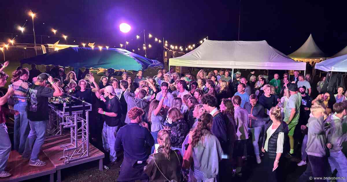 ‘Dit is echt een Willemstads feest’: eerste Pop op de Stip verbindt jong en oud in de regen