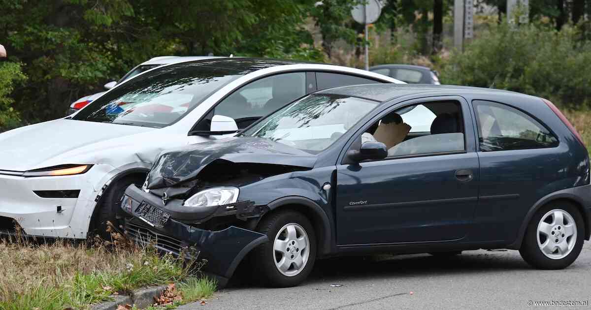 Twee auto’s botsen op kruising in Breda, één voertuig zwaar beschadigd