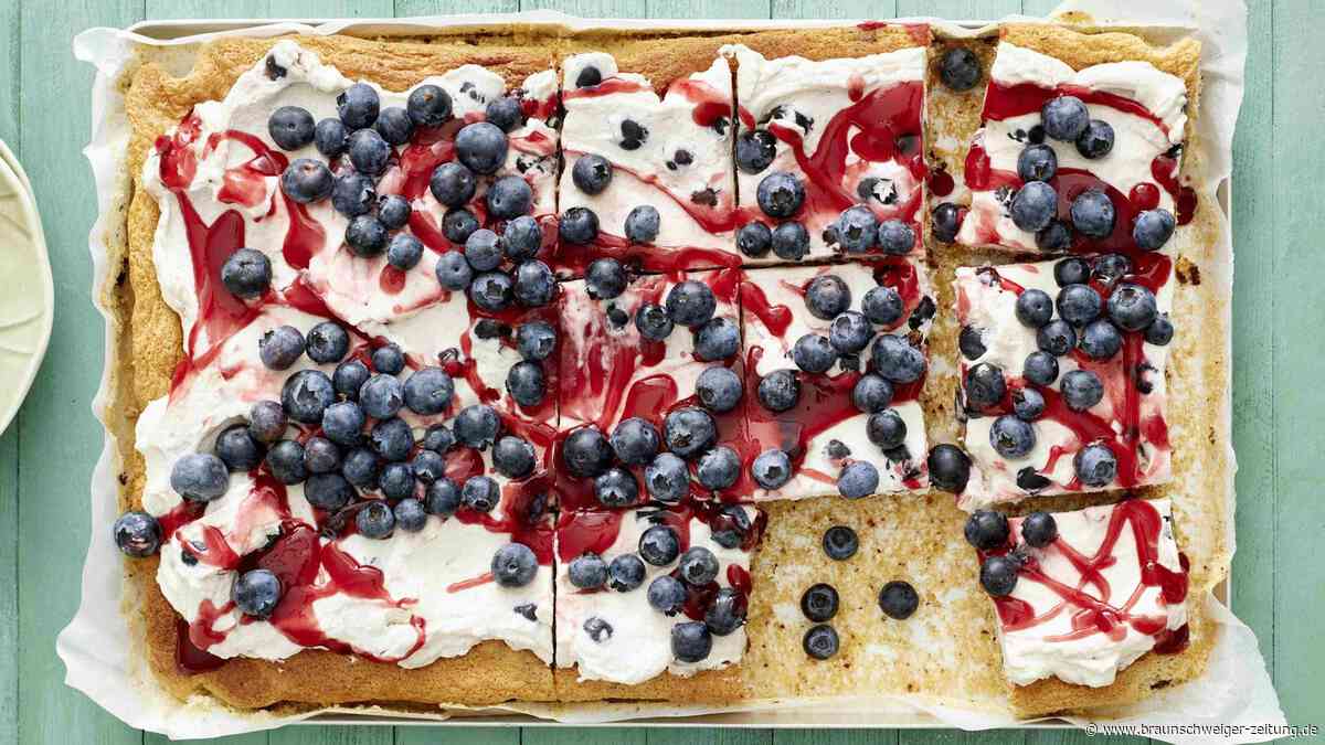 Mit Heidelbeer-Creme getoppte Nuss-Schnitten