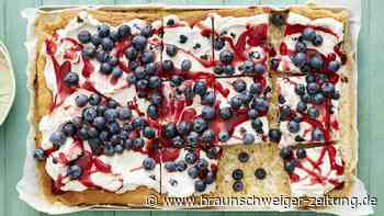 Mit Heidelbeer-Creme getoppte Nuss-Schnitten