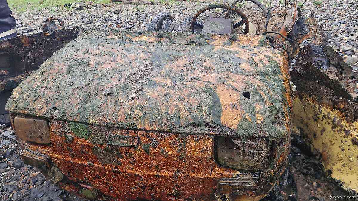 Fund durch Niedrigwasser: Autowrack mit Knochenresten im Rhein bei Bonn entdeckt