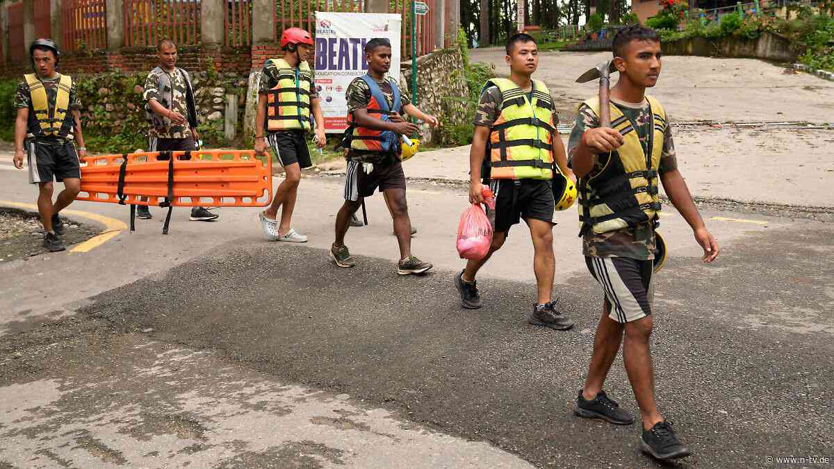 Mehr als 900 Tote nach Erdrutsch: Massengräber in Nepal stoßen auf Kritik