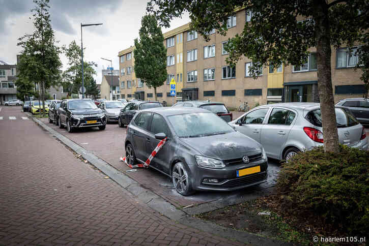 Politie zoekt dader na autobrand met steekvlam: ‘Mogelijk verbrande enkels’