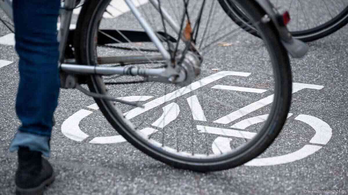 Auto fährt Radfahrer in Garching an und flieht vom Unfallort – Radler muss ins Krankenhaus
