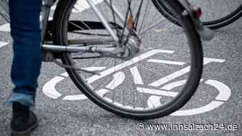 Auto fährt Radfahrer in Garching an und flieht vom Unfallort – Radler muss ins Krankenhaus