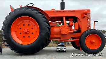 Der größte Traktor der Welt steht in einem kleinem Dorf
