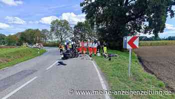 Biker krachen bei Moosburg frontal ineinander: 22-Jähriger schwerstverletzt – Hubschrauber im Einsatz